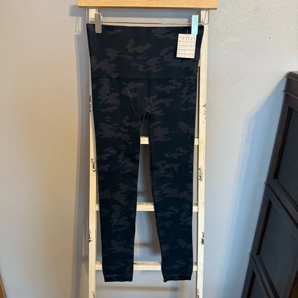 NWT SPANX Look At Me Now Black Camo Leggings Size M Women - Picture 2 of 9